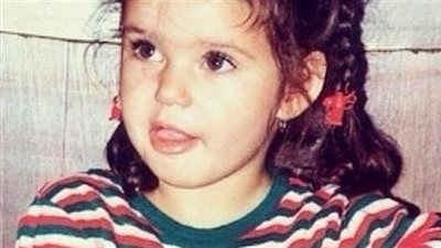 هذه الطفلة أصبحت فنانة عالمية شهيرة شديدة الجمال.. من هي ؟
