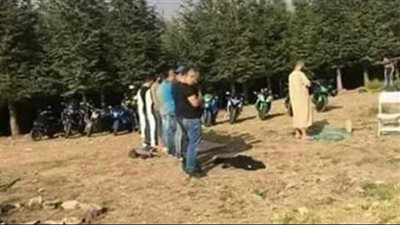 كانت والدته غاضبة منه جدا حاول اضحاكها و مصالحتها فسألها :