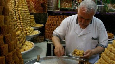 لاحظ مدير مصنع خلال تجواله في المصنع شاباً يستند إلى الحائط ولا يقوم بأي عمل . .