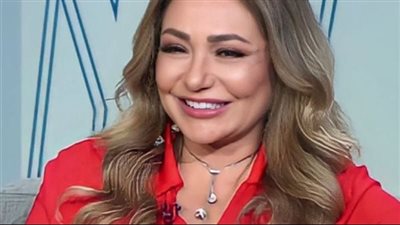 ليلى علوي على البحر والجمهور يدعوها للتستر