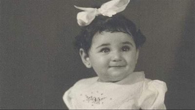 هذه الطفلة الصغيرة اصبحت مشهورة و تزوجها رئيس عربي سابق سرًا واخفاها عن الجميع من هي؟