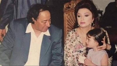 هذه الطفلة برفقة صلاح السعدني أصبحت فنانة مشهورة.. من هي؟
