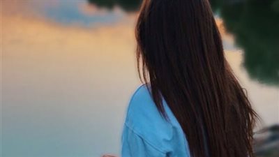 رأسها ثقيل منغمس بثنايا وسادة ناعمة عاچزة تماما عن تحريكها.