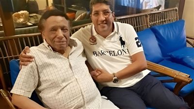 طارق الشناوي يكشف آخر تفاصيل الحالة الصحية للزعيم عادل إمام