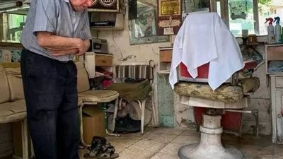 خرج .رجلاً كبيراً في السن مع أبنه الصغير