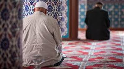هل يجوز قراءة سورة معينة بعد الفاتحة في جميع الصلوات الإفتاء تجيب