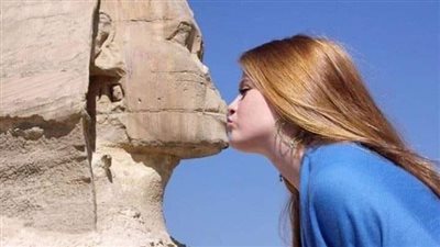 الاجنبية لما تتصور مع ابو الهول VS العربية 