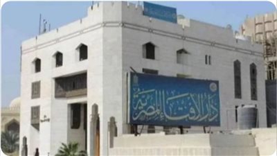 كان مقصرًا فى الصلاة وإلتزم بعد الثلاثين يسأل يقضى ما فات أم يتوب ؟