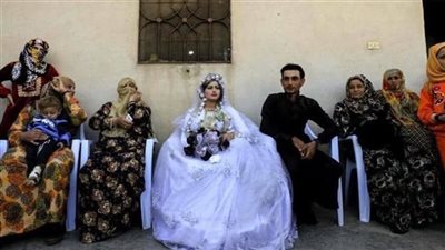 تزوج شابا من ابنة خالته وكانت حالته المادية بسيطة جدا 