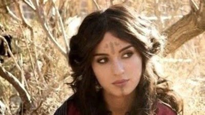 فتاه وحيده فى الصحراء