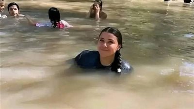 طلبت من بتوع الفوتوشوب حد يغيرلها الموية ويخلوها زرقاء و صافية
