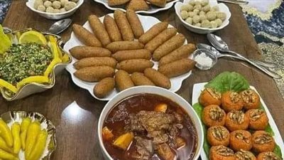 وقف عبدالكريم صاحب أحد المطاعم الفاخرة وسط صالة