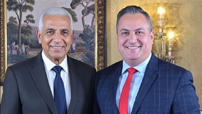 عاد كأنه لم يشيخ أبداً  سر الثوم المنقوع في هذا السائل العجيب قبل النوم.. يُفجر هرمون الشباب في دمك!