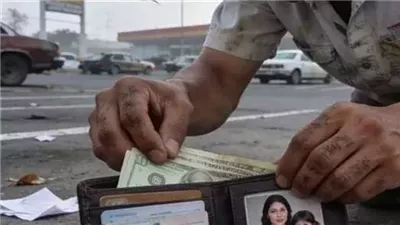 وجد محفظة مليئة بالمال… فسلّمها! ما حدث بعدها قلب حياته رأسًا على عقب