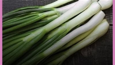 حارس الشرايين.. ماذا يحدث لضغط دمك عند تناول البصل الأخضر يومياً؟ حقائق ومعلومات لمرضى الضغط